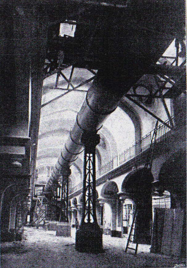 The 57-meter steel tube of the telescope in place, prior to the Exposition’s opening to the public on 14 April 1900.